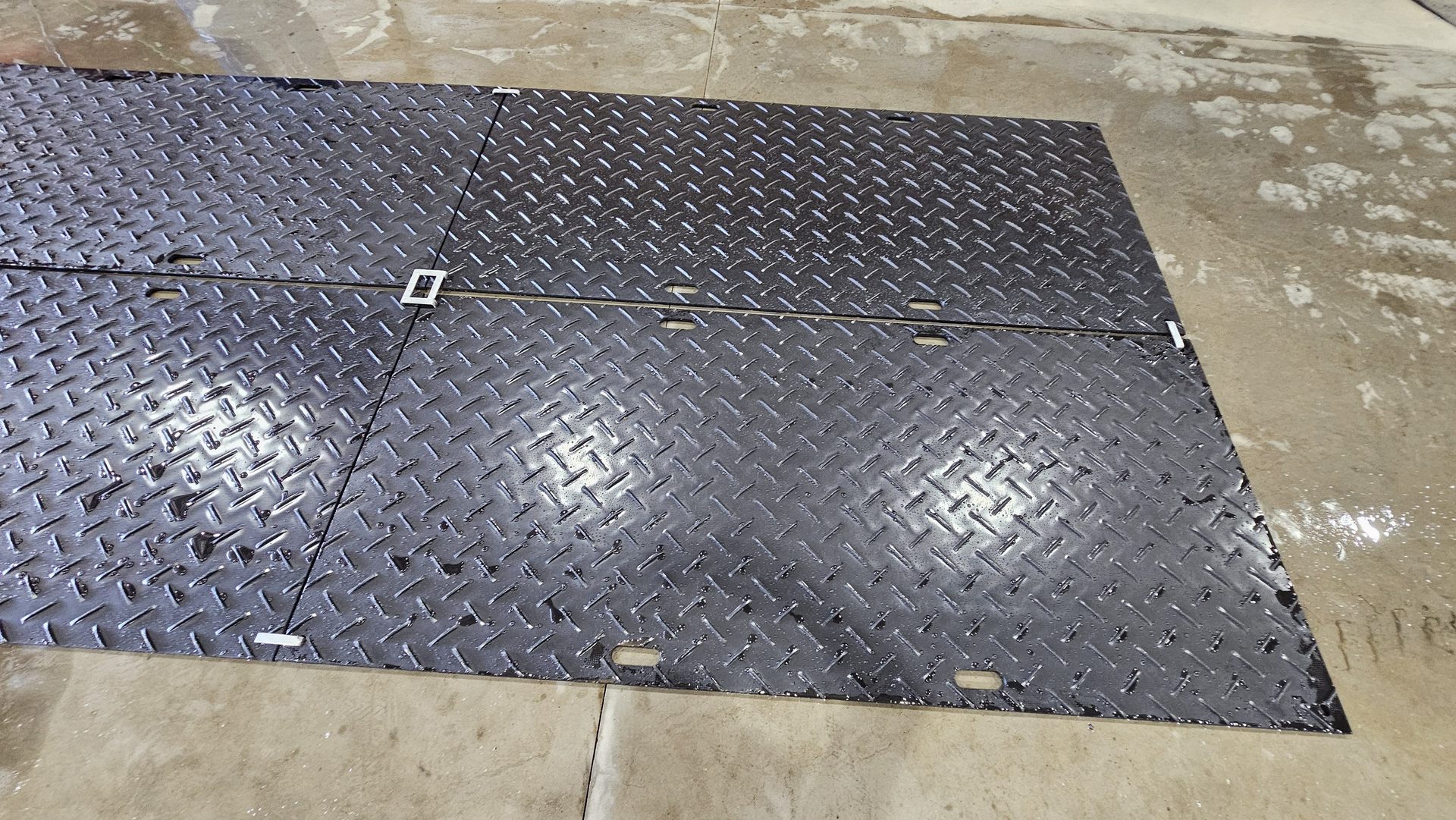 Metal connectors on connected ground mats